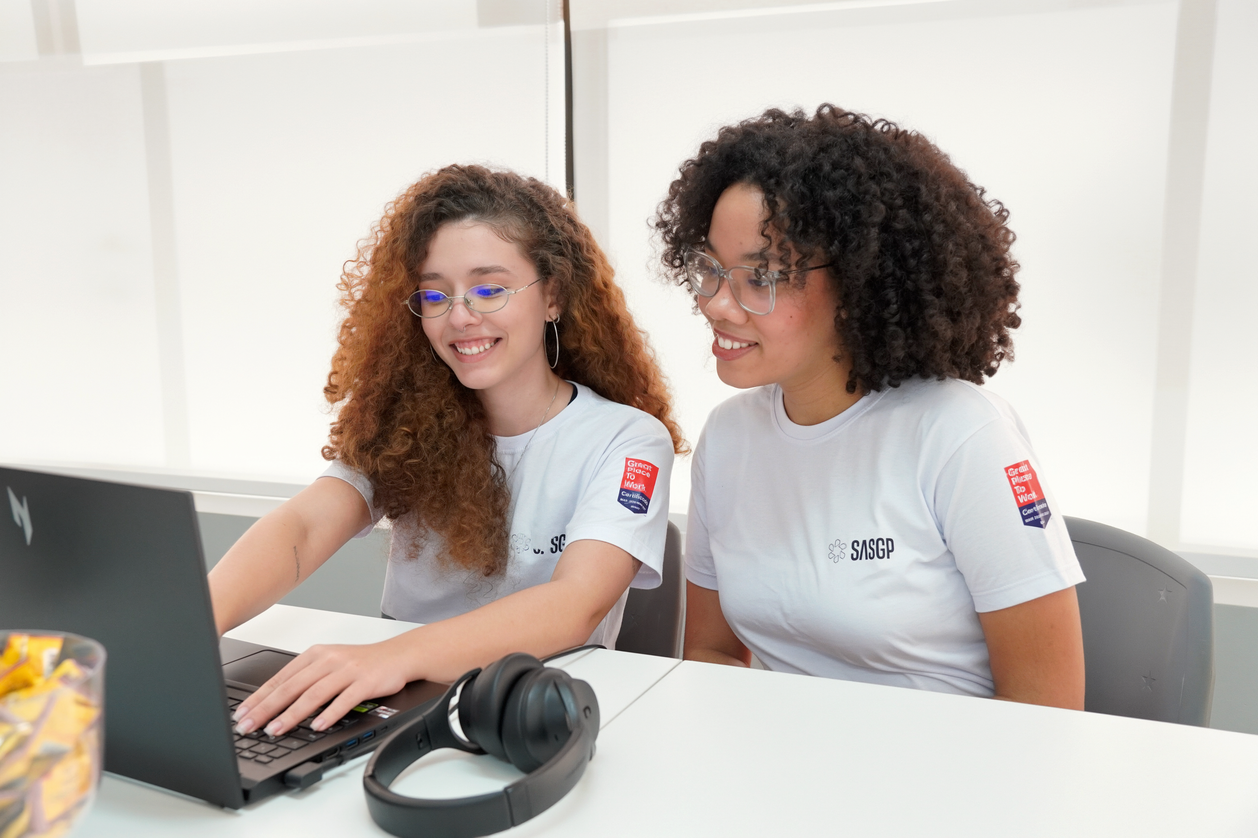Duas profissionais da SASGP trabalhando juntas